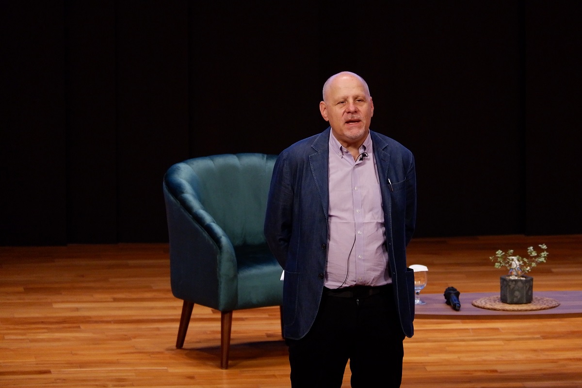 Eric Weiner Visited UNPAR, Explaining the Philosophical Relation Between Religion and Happiness